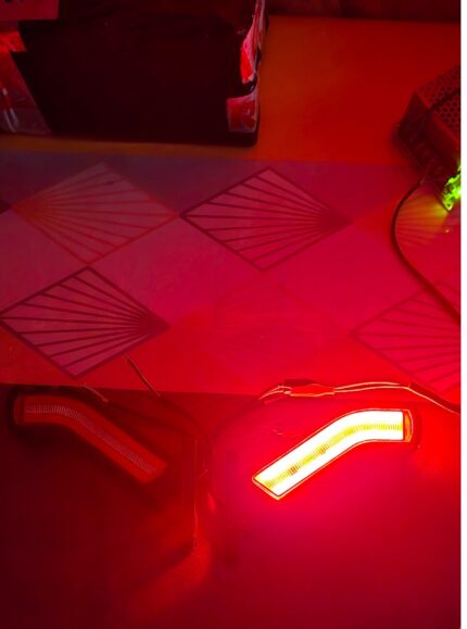 Lămpi gabarit LED pentru coarne, alb și roșu, semnalizare dinamică, 12-24V, ideale pentru camioane, utilaje și vehicule comerciale.